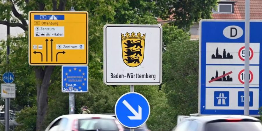 Am deutsch-französischen Grenzübergang Kehl fahren Autos nach Deutschland. Foto: Uli Deck/dpa