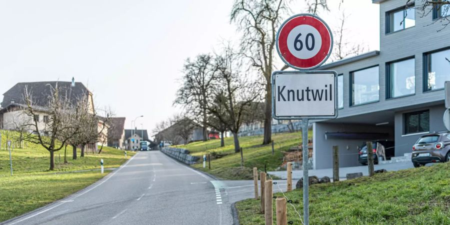 Einfahrtstrasse Richtung der Gemeinde Knutwil.