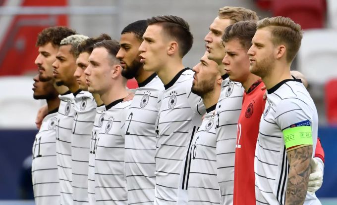 Deutschlands U21 Fussballnationalmannschaft beim Singen der Nationalhymne vor dem Spiel. Deutschland - Rumänien