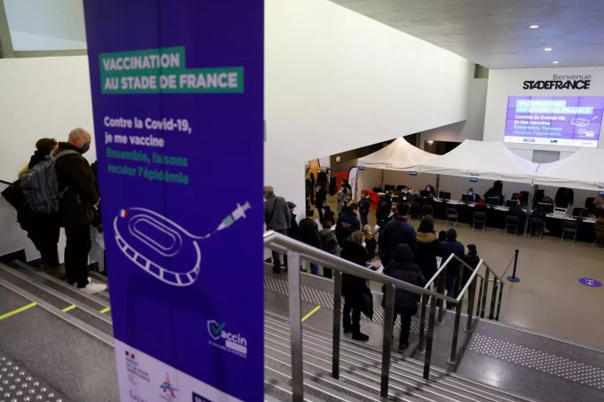 Menschen stehen Schlange im Stade de France, um sich gegen das Coronavirus impfen zu lassen. Coronavirus - Frankreich