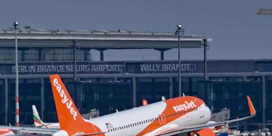 Flugzeuge, die wegen der Pandemie nicht abheben - das ist schlecht für das Geschäft von Airports. Schmerzhaft bekommt das auch der endlich fertiggestellte Berliner Flughafen BER zu spüren. Foto: Patrick Pleul/dpa-Zentralbild/dpa