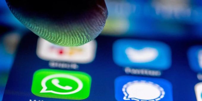 WhatsApp betont, dass mit dem Update keine erweiterte Datenweitergabe an Facebook verbunden sei. Foto: Zacharie Scheurer/dpa-tmn WhatsApp