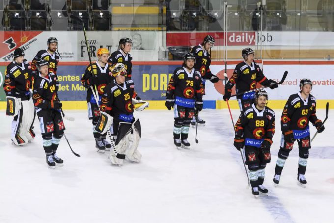 Die Spieler des SCB nach dem letzten Saisonspiel gegen den EV Zug. SCB