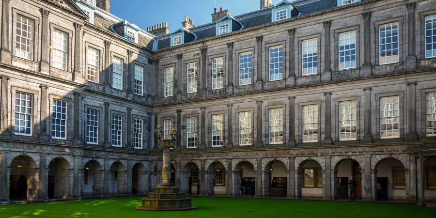 Der Holyrood Palace in Edinburgh ist die offizielle Residenz der Queen in Schottland.