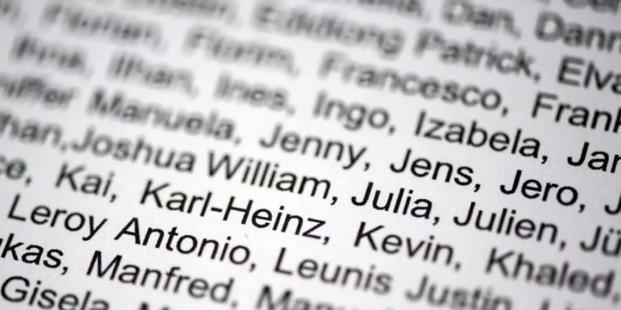 Die Qual der Wahl: Unzählige Vorname auf einer Liste. Foto: Federico Gambarini/dpa