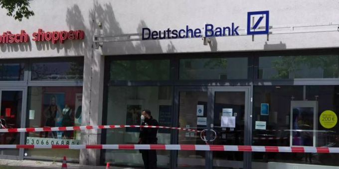 Gestern versuchten zwei Täter eine Bank in Berlin zu überfallen. Beute machten sie dabei keine. Foto: Paul Zinken/dpa-Zentralbild/dpa Gestern versuchten zwei Täter eine Bank in Berlin zu überfallen. Beute machten sie dabei keine. Foto: Paul Zinken/dpa-Zentralbild/dpa