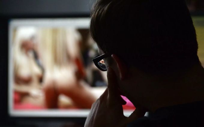 Ein Mann schaut sich auf einem Computer einen Porno an. (Symbolbild) Porno