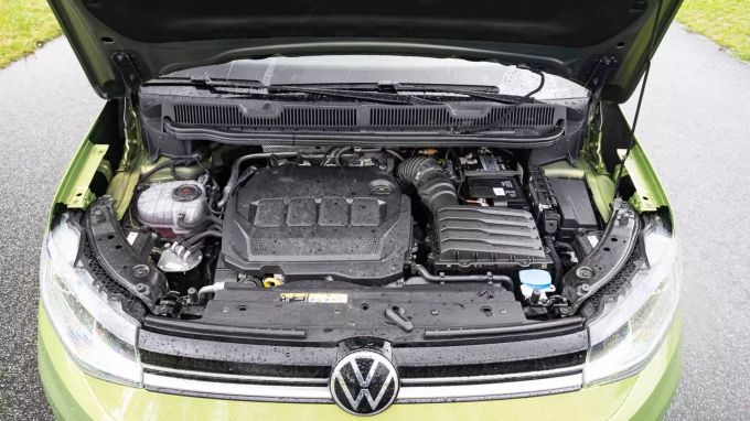 Erst mit den richtigen Flüssigkeitsständen ist das Auto urlaubsfit Mobilitätsratgeber Auto urlaubsfit machen