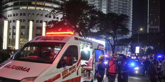 Rettungskräfte am Unglücksort im Einsatz. Foto: Amirul Azmi/BERNAMA/dpa Rettungskräfte am Unglücksort im Einsatz. Foto: Amirul Azmi/BERNAMA/dpa