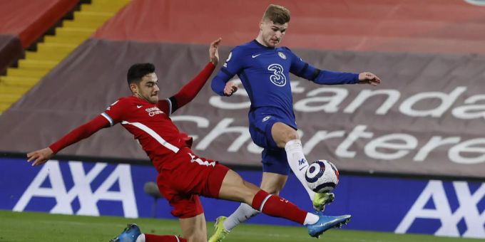 Ozan Kabak im Einsatz gegen Chelseas Timo Werner. Ozan Kabak