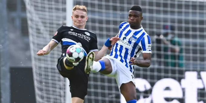 Bielefelds Amos Pieper (l) im Zweikampf mit Herthas Jhon Cordoba. Foto: Soeren Stache/dpa-Pool/dpa Bielefelds Amos Pieper (l) im Zweikampf mit Herthas Jhon Cordoba. Foto: Soeren Stache/dpa-Pool/dpa
