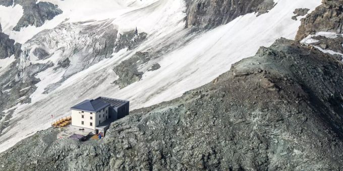 Unterhalb der Hörnlihütte am Matterhorn ist am Freitag ein 26-jähriger Mann in den Tod gestürzt. (Archivbild) Matterhorn