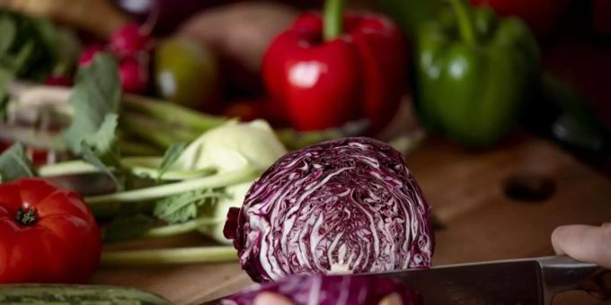 Eine Frau schneidet auf einem Schneidbrett mit einem Küchenmesser einen Radicchio. Foto: Fabian Sommer/dpa Eine Frau schneidet auf einem Schneidbrett mit einem Küchenmesser einen Radicchio. Foto: Fabian Sommer/dpa