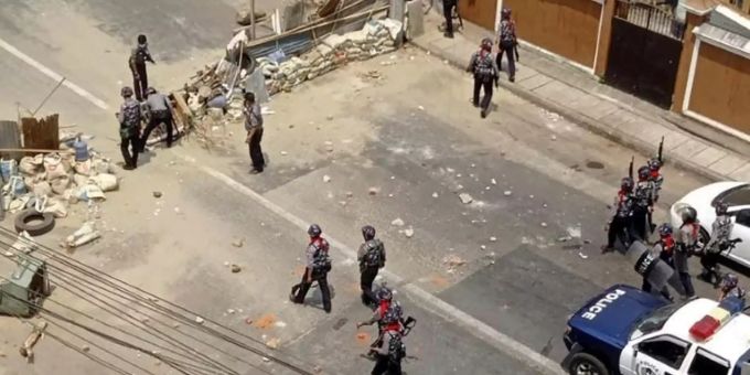 Sicherheitskräfte entfernen in Yangon eine Barrikade Sicherheitskräfte entfernen in Yangon eine Barrikade