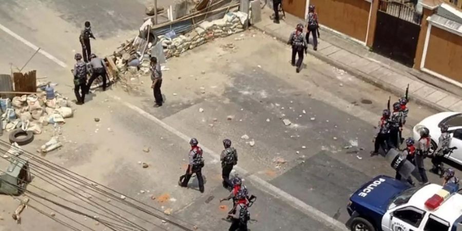 Sicherheitskräfte entfernen in Yangon eine Barrikade