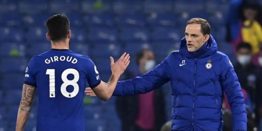 Chelseas Trainer Thomas Tuchel (r) klatscht mit Olivier Giroud nach Spielende ab. Foto: Neil Hall/Pool EPA/dpa