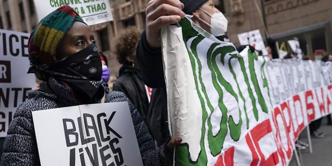Demonstranten gehen in Minneapolis mit Transparenten und Plakaten auf die Strasse, während im Mordprozess gegen den ehemaligen Polizisten Derek Chauvin wegen der Tötung von George Floyd verhandelt wird. Foto: John Minchillo/AP/dpa George Floyd