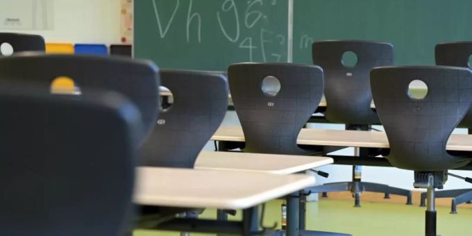In einem leeren Klassenzimmer sind die Stühle auf die Schulbänke gestellt. Foto: Soeren Stache/dpa-Zentralbild/dpa In einem leeren Klassenzimmer sind die Stühle auf die Schulbänke gestellt. Foto: Soeren Stache/dpa-Zentralbild/dpa