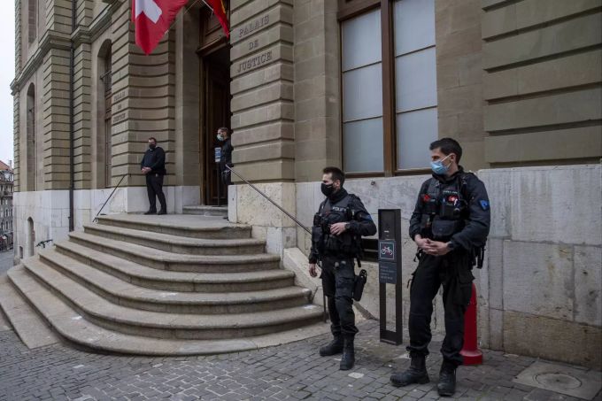 Beamten stehen während dem Prozess von Maudet vor dem Polizeigericht. Pierre Maudet