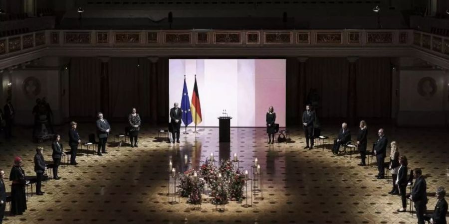 Die Teilnehmer während der Gedenkfeier im Konzerthaus am Berliner Gendarmenmarkt. Foto: Jesco Denzel/BPA Pool/dpa