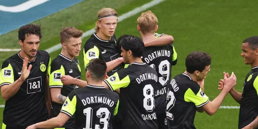 Dortmunds Spieler feiern das Tor zum 3:1 durch Stürmer-Star Erling Haaland. Foto: Friedemann Vogel/EPA-Pool/dpa