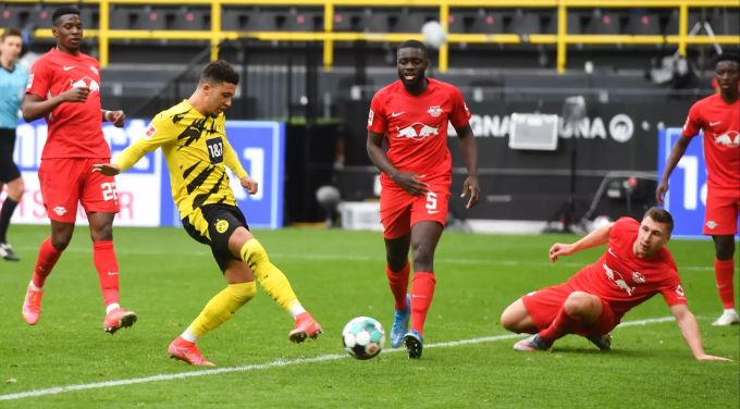Jadon Sancho markiert gegen Leipzig in der 87. Minute den wichtigen Siegtreffer. Borussia Dortmund RB Leipzig