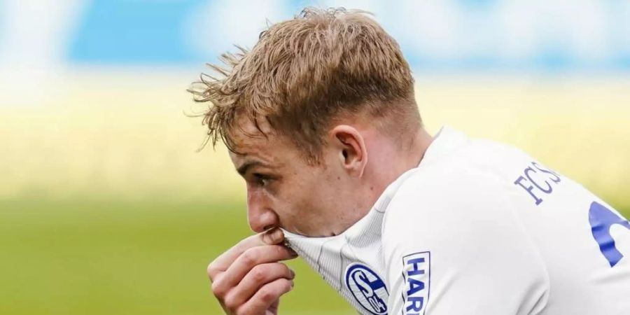 Der Schalker Timo Becker ist nach der Niederlage geknickt. Foto: Uwe Anspach/dpa