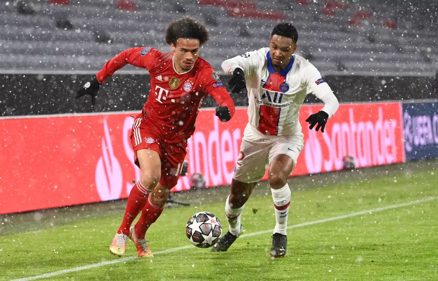 Bayern-Flügel Leroy Sané (l.) behauptet gegen Paris' Abdou Diallo (r.) den Ball.