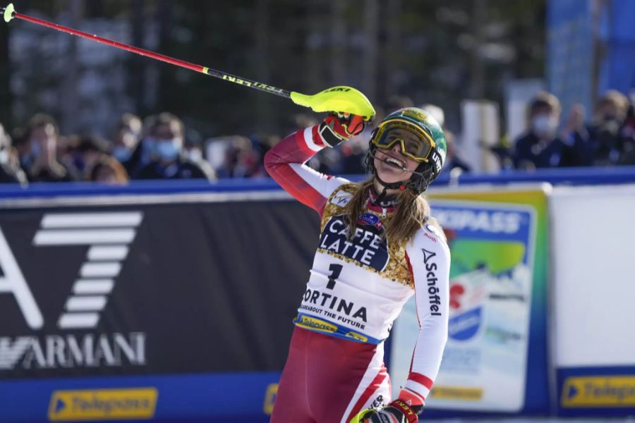 Katharina Liensberger holt sich überlegen die Gold-Medaille.