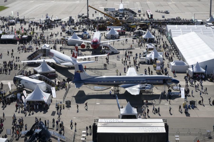 Besucher bewegen sich auf dem Festgelände am Flughafenfest anlässlich des 75-Jahre-Jubiläums am Flughafen Zürich.