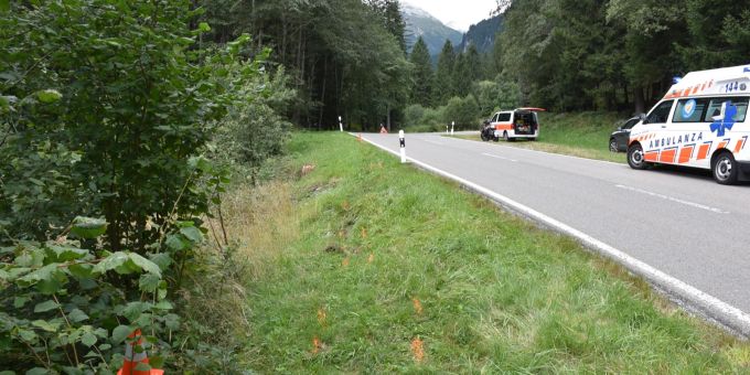 An Schultern verletzt - Motorradfahrer (38) stürzt in Mesocco GR