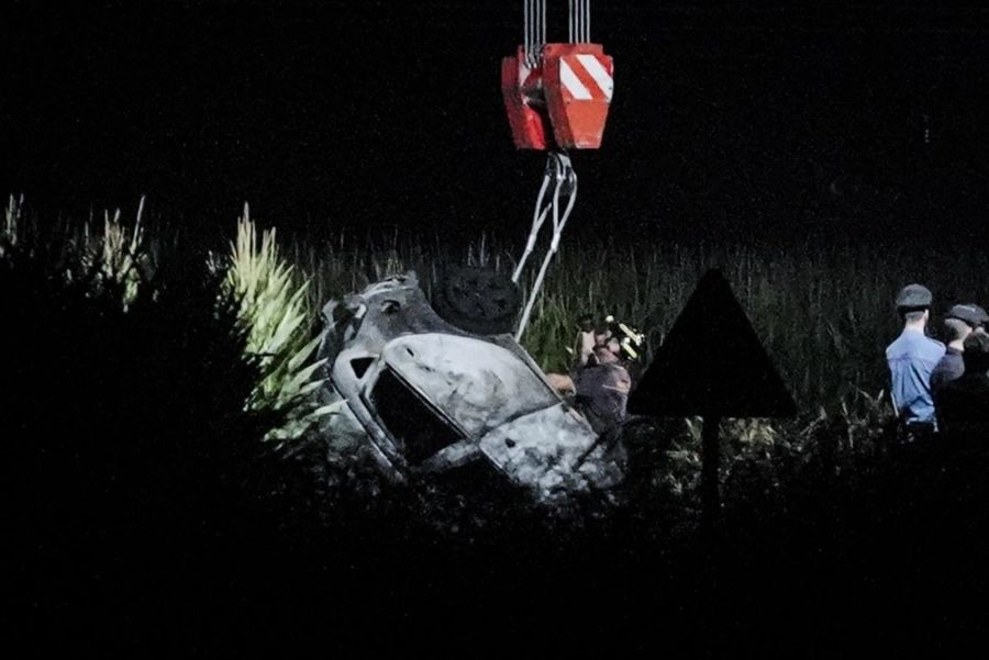 Der Vater konnte nur noch ihren zwölfjährigen Bruder aus dem brennenden Auto befreien.