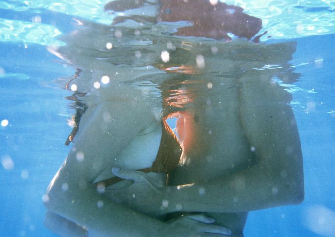 Im Wasser kann es schon mal zur Sache gehen - offenbar auch in den Zürcher Badis (Symbolbild). Baden Sex