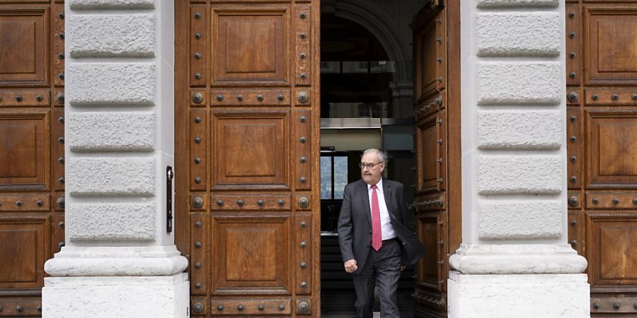 Alle sollen sich fragen, wo sie noch sparen können, sagte Wirtschaftsminister Guy Parmelin im Interview mit CH Media. (Archivbild)