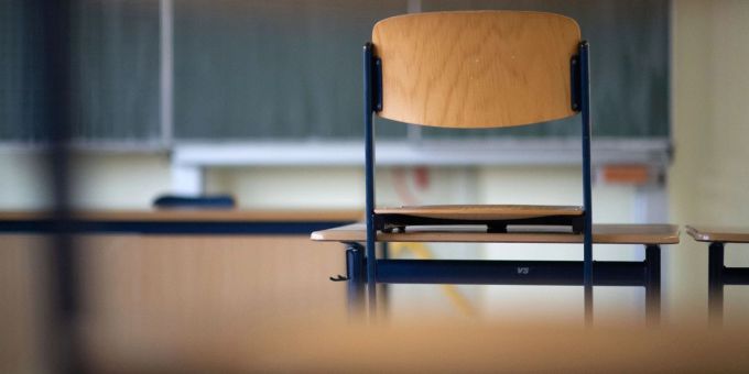 Ein Stuhl steht in einem Klassenzimmer einer Realschule auf einem Tisch. Ein Stuhl steht in einem Klassenzimmer einer Realschule auf einem Tisch.