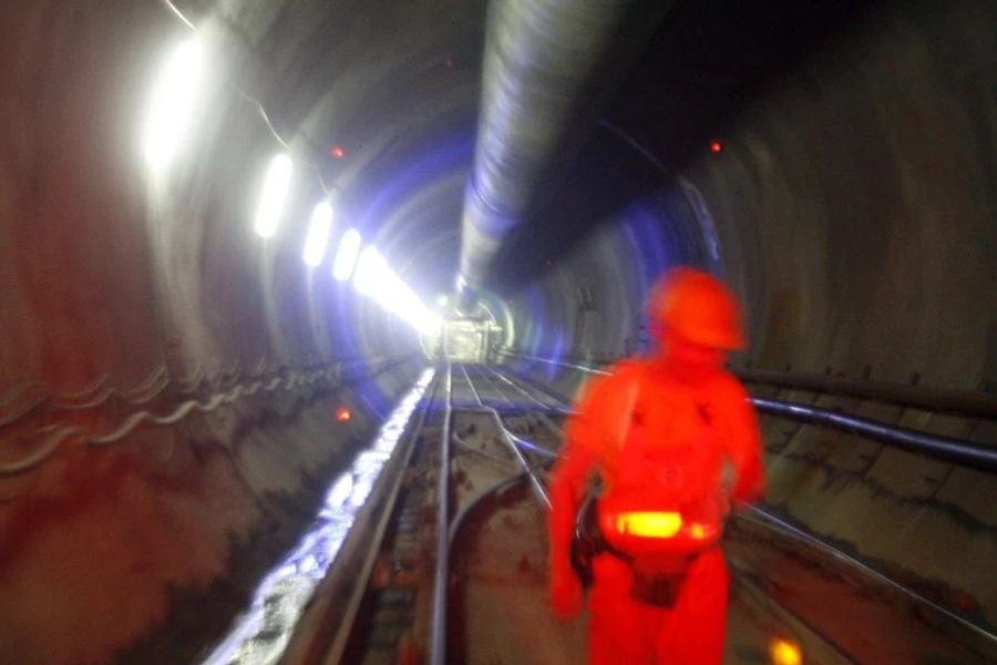 Doch die Arbeiten im Tunnel sind nicht ohne. Es herrschen Temperaturen von bis zu 40 Grad. (Archivbild)