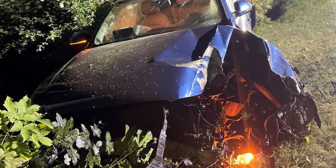 Bei einem Selbstunfall in Vicosoprano entstand ein Totalschaden. Totalschaden an Auto.