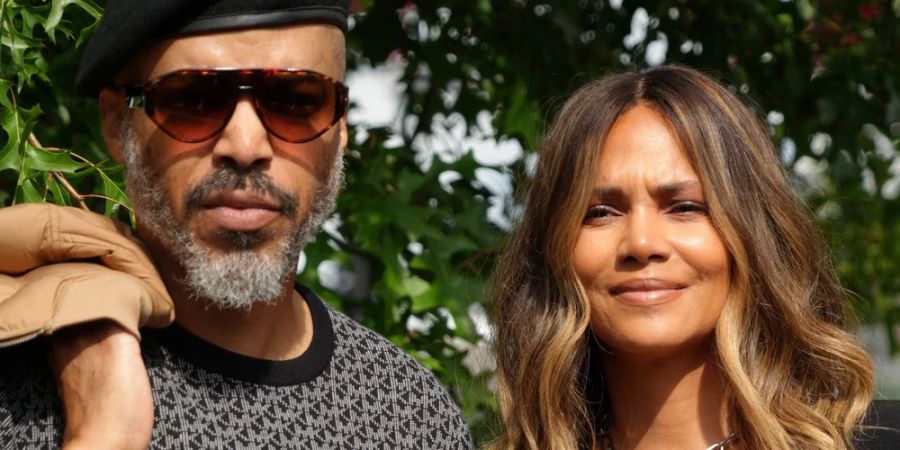 Halle Berry und ihr aktueller Partner Van Hunt bei der Spring 2024 Show von Designer Michael Kors am Montag in New York.