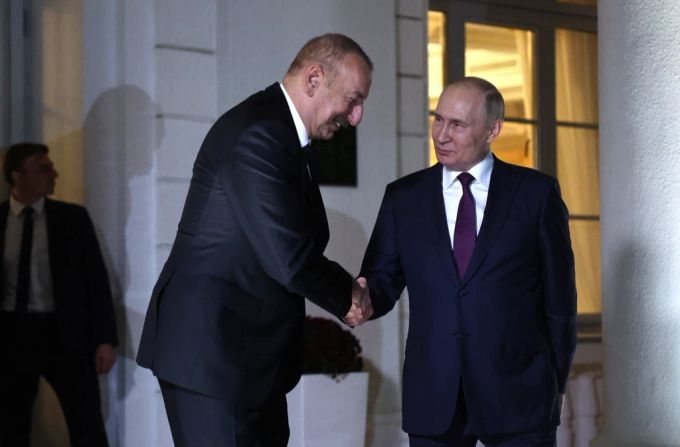 Gemeinsam Gas geben? Der russische Machthaber Wladimir Putin und der aserbaidschanische Diktator Ilham Alijew bei einem Treffen in Sotschi. (Archivbild) Putin Alijew Verbündete Aserbaidschan