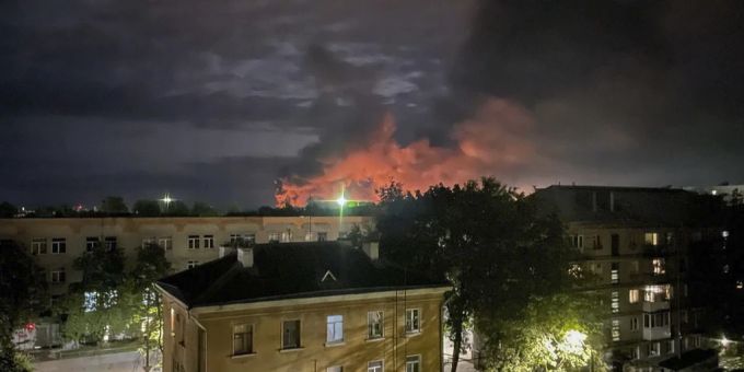 Dieses von Ostorozhno Novosti zur Verfügung gestellte Bild aus den sozialen Medien zeigt Rauchschwaden über der Stadt und einen großen Brand in Pskow, Russland, am 29. August 2023.