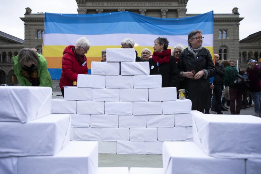 Schachteln mit Unterschriften stapeln sich vor dem Bundeshaus, bei der Einreichung der Gletscherinitiative, am Mittwoch, 27. November 2019 auf dem Bundesplatz in Bern.