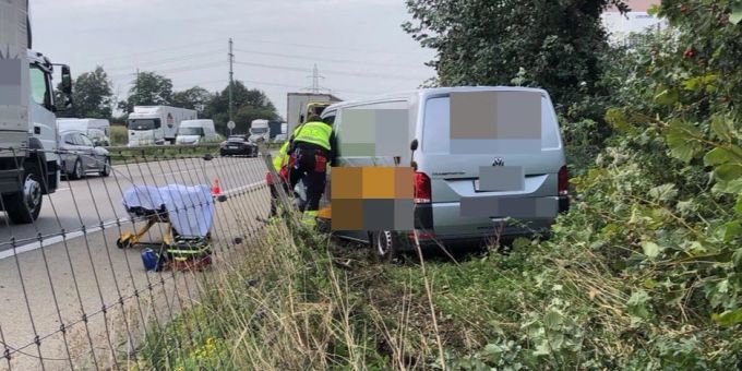 A1 bei Neuendorf SO - Lieferwagenfahrer durchbricht Wildschutzzaun
