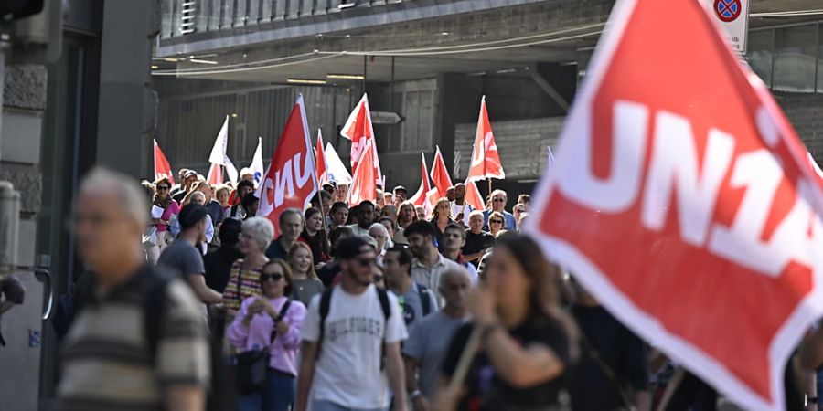 Mehrere Tausend Personen folgen dem Aufruf der Gewerkschaften und demonstrieren am Samstagnachmittag in Bern für höhere Löhne und Renten.