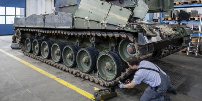 Ein Mechaniker wartet die Raupen an einem Leopard-2-Panzer der Schweizer Armee. Leopard