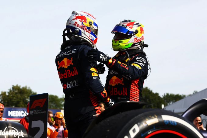 Max Verstappen (links) und Sergio Perez (Red Bull) beim Italien-GP der Formel 1. Red Bull Verstappen Perez