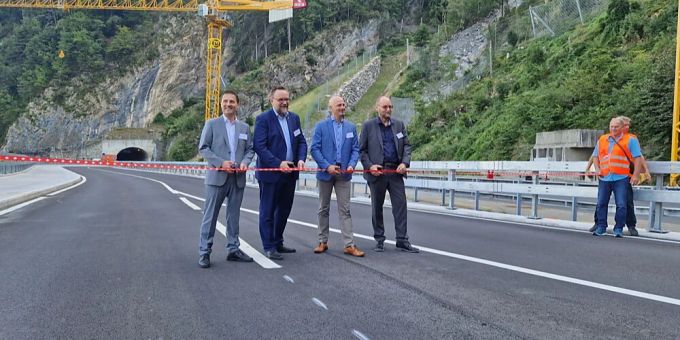 Der offizielle Baustart (von links): André Rüegsegger (Baudirektor Schwyz), Roger Nager (Baudirektor Uri), Timotheus Abegg (Gemeindepräsident Sisikon), Jürg Röthlisberger (Direktor Astra). Banddurchschneidung zur Eröffnung
