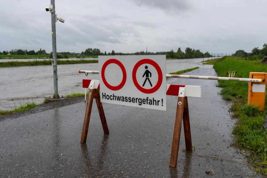 Viele Flüsse – darunter auch der Rhein – liefen deswegen sogar über die Ufer.