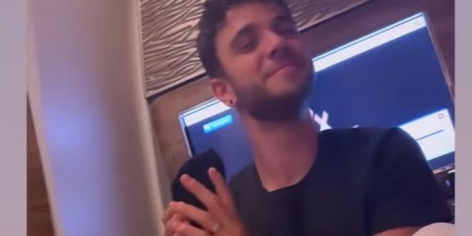 Fussmassage im Flugi - Luca Hänni & Christina flittern in Kapstadt