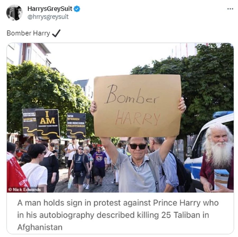 Kurz vor dem Start der Invictus Games in Düsseldorf versammelten sich Protestler gegen Prinz Harry.