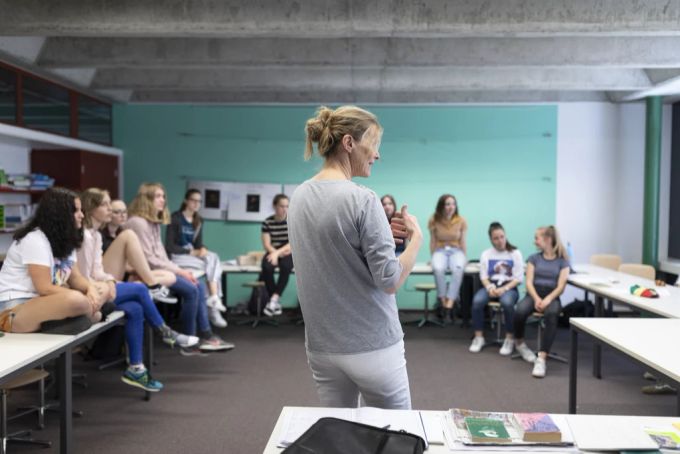 Früher war gestern und man musste noch vor die Türe: Schülerinnen der Kantonschule Glarus, am 17. Juni 2019. Kantonschule Glarus Schüler Lehrermangel